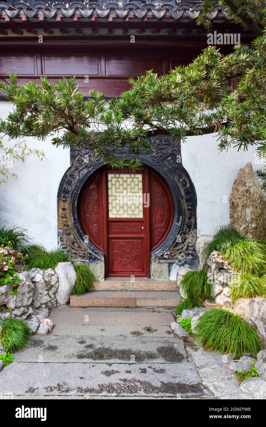 Yu Yuan Garten in Shanghai, China. Altes Gebäude mit runder Tür Stockfoto