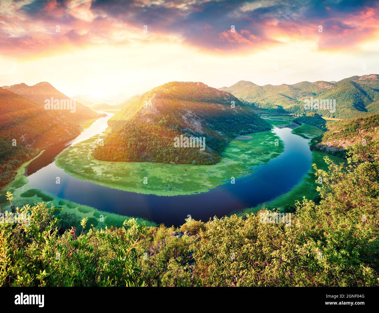 Luftaufnahme der Schlucht von Rijeka Crnojevica Fluss, Skadar See Lage. Dramatischer Sommeraufgang der montenegrinischen Landschaft. Schöne Welt von Mediterr Stockfoto