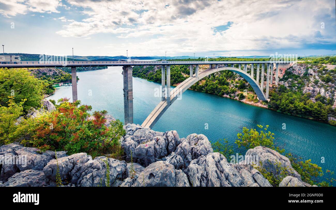 Malerischer Blick auf die Sibenik-Brücke am Morgen. Schöne Sommerszene des Nationalparks Krka, Skradin, Kroatien, Europa. Wunderschöne Welt von Medite Stockfoto