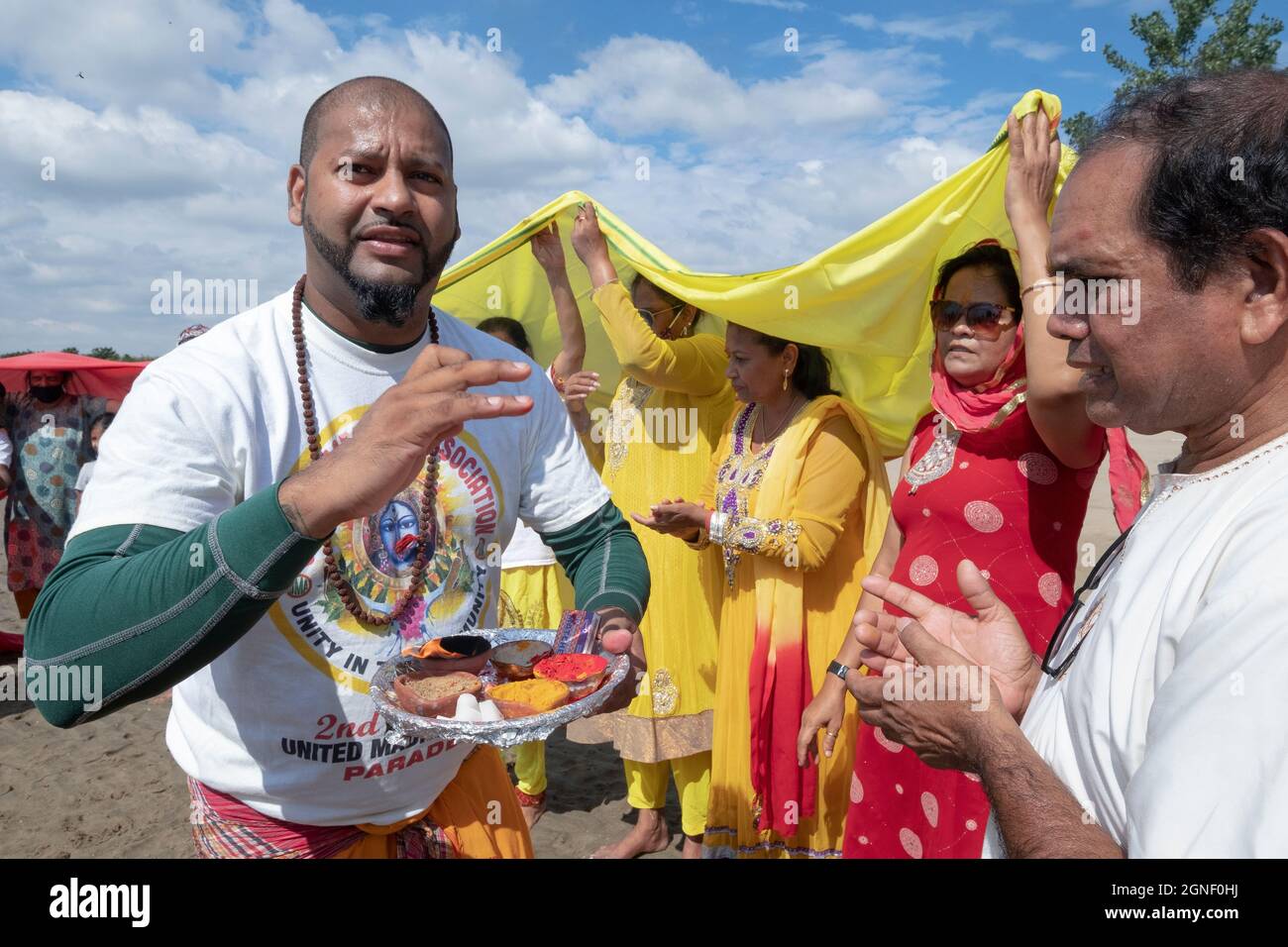 Hindu-Gläubige führen traditionelle Rituale bei einem Ganga- und Kateri-Amma Poosai-Gottesdienst in Jamaica Bay in Queens, New York City, durch. Stockfoto