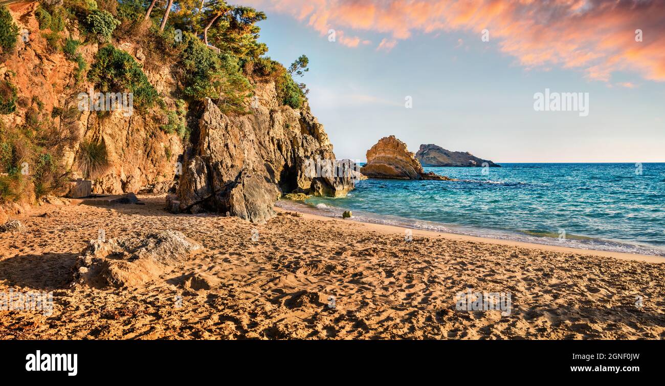 Toller Sonnenuntergang am Strand von Platis Gialos. Aufregende Frühlingslandschaft des Ionischen Meeres. Wunderschöne Außenlandschaft der Insel Kefalonia, Lage der Stadt Argostolion, Stockfoto