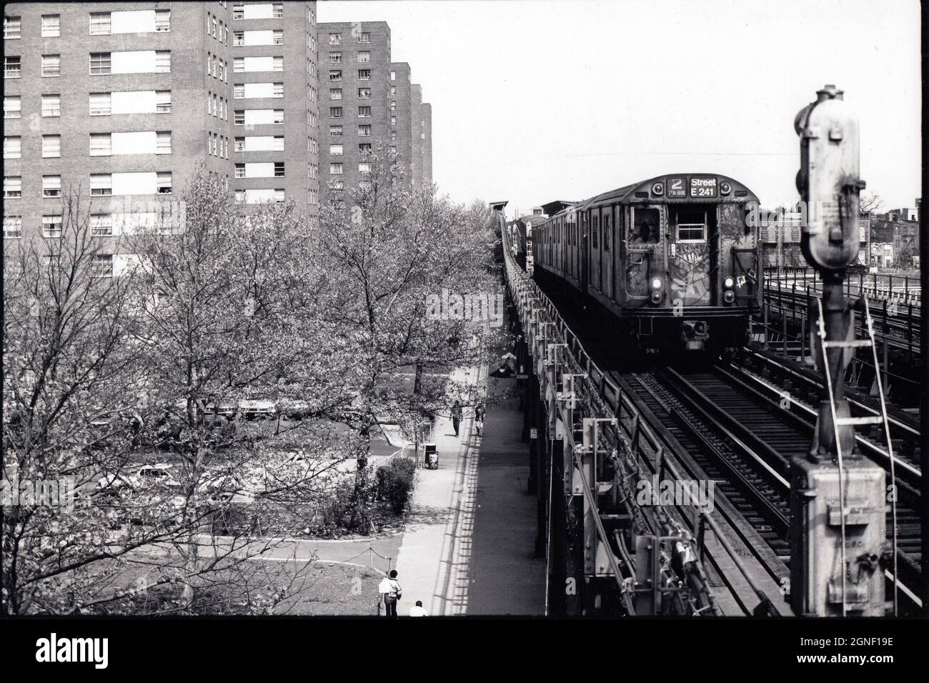 Der erhöhte IRT-Zug der Nummer 2 fuhr nach Uptown und vorbei an Wohnhäusern in der Bronx, New York. Ca. 1977. Stockfoto