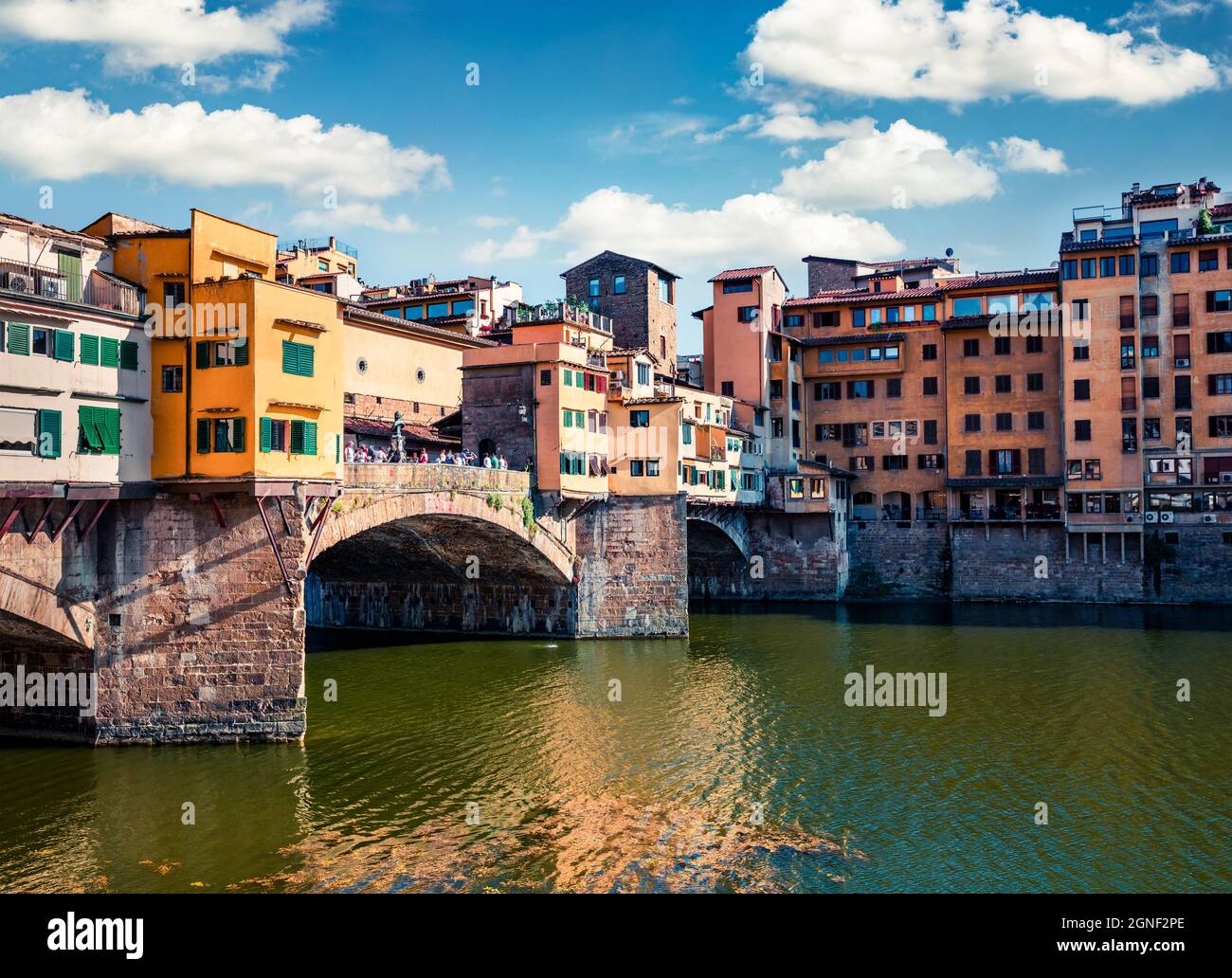 Malerische mittelalterliche Bogenbrücke mit römischen Ursprüngen - Ponte Vecchio über dem Fluss Arno. Farbenfrohe frühlingshafte Ansicht von Florenz, Italien, Europa. Stockfoto