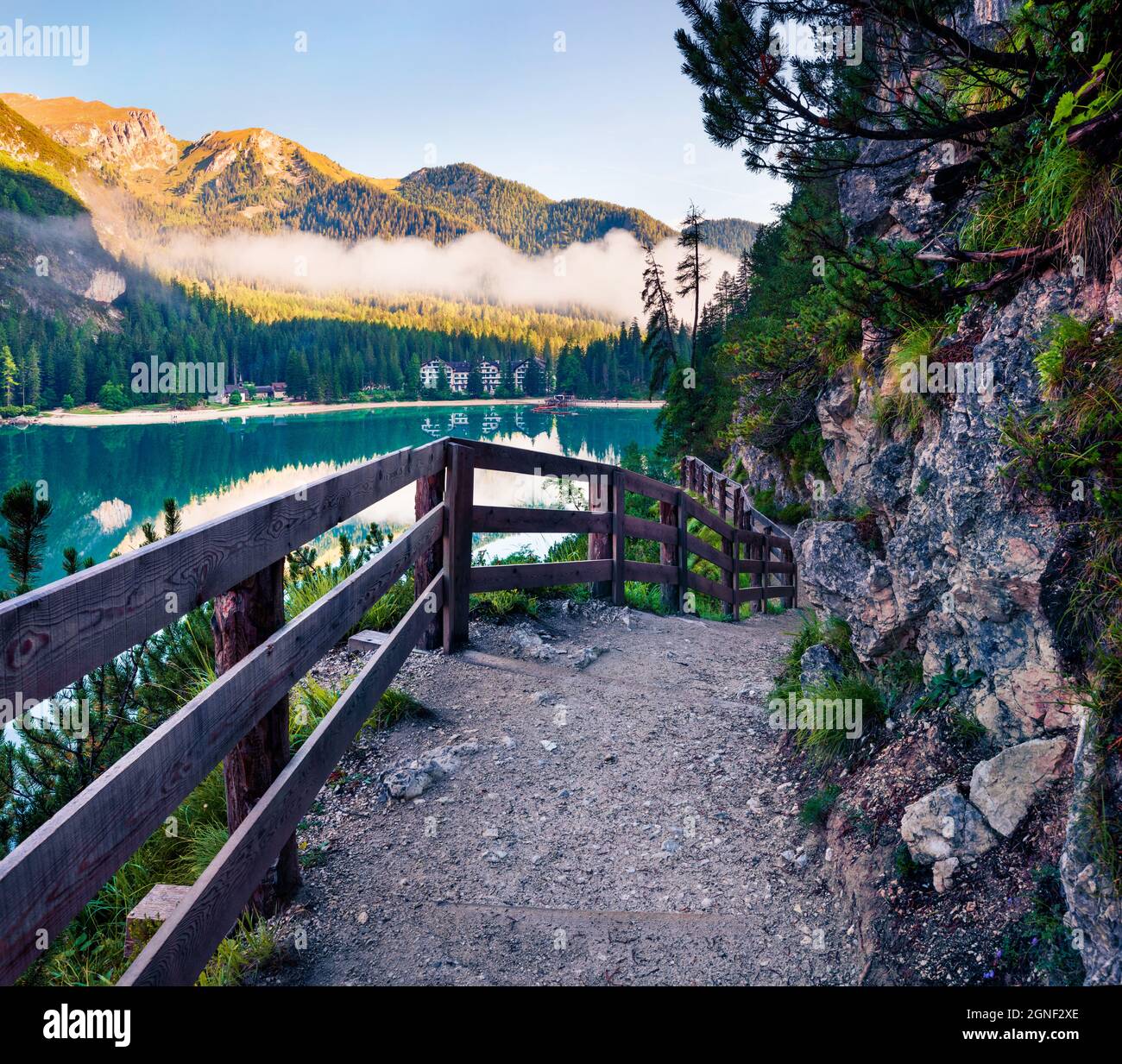 Wunderbarer Blick auf den Pragser Wildsee. Atemberaubender Sommersonnenaufgang im Nationalpark Fanes-Sennes-Prags, den Dolomiten, Südtirol, Ita Stockfoto