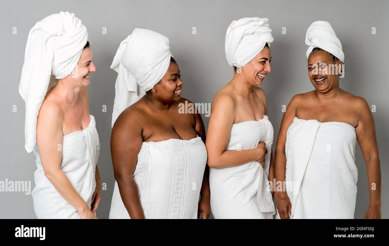 Glückliche Frauen mit unterschiedlichen Alter und Körpergröße mit Hautpflege Spa Day - Menschen Wellness und Selfcare-Konzept Stockfoto