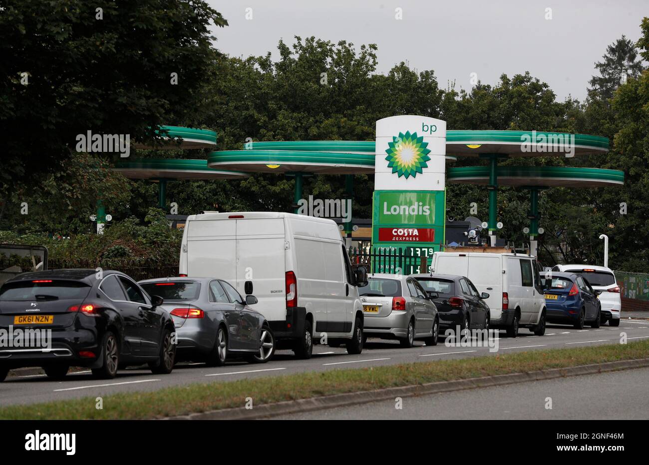 Birstall, Leicestershire, Großbritannien. September 2021. Die Fahrer stehen an einer BP (British Petroleum) Tankstelle in der Schlange, um Kraftstoff zu tanken. Die Regierung hat die Menschen aufgefordert, trotz Lieferproblemen, die einige Tankstellen geschlossen haben, weiterhin Benzin zu kaufen. Credit Darren Staples/Alamy Live News. Stockfoto