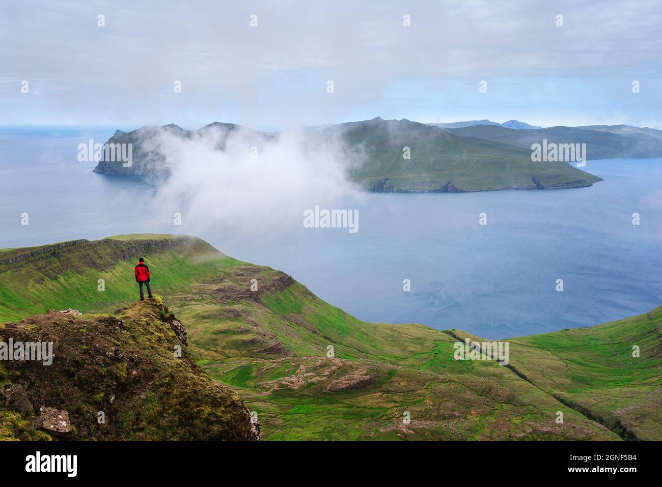 Wandern auf Streymoy Island, Färöer-Inseln. Blick vom Sornfelli-Berg auf die Insel Vagar Stockfoto