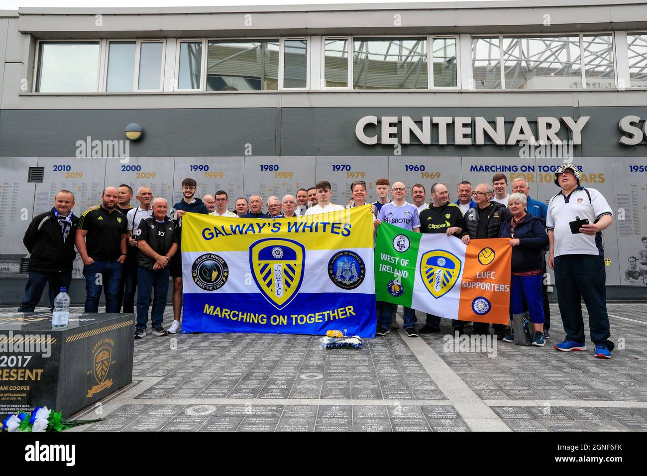 Leeds, Großbritannien. September 2021. Fangruppen vor dem Elland Road Stadium vor dem Spiel in Leeds, Großbritannien am 9/25/2021. (Foto von James Heaton/News Images/Sipa USA) Quelle: SIPA USA/Alamy Live News Stockfoto