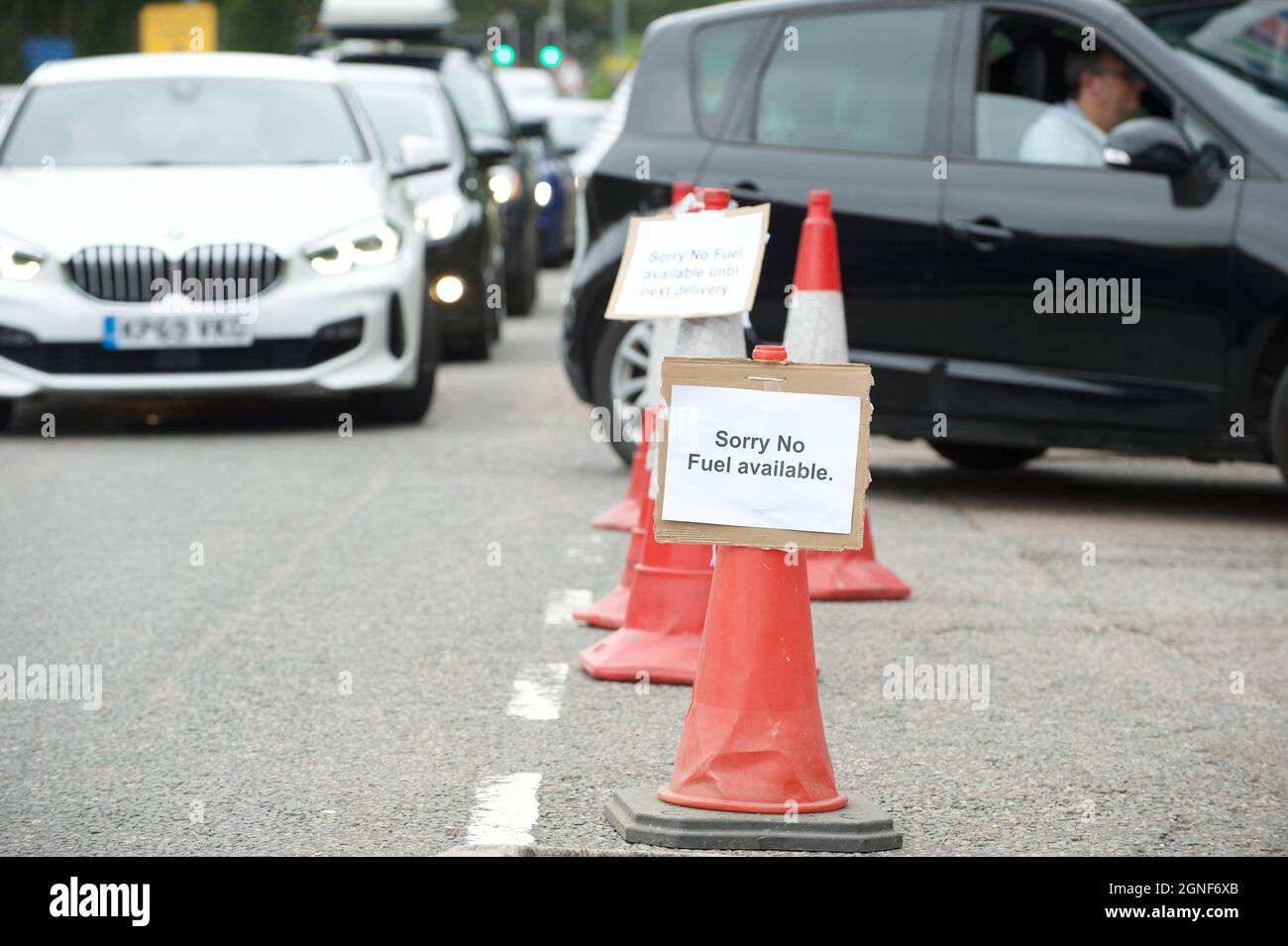 Hertford, Großbritannien. September 2021. Kraftstoffmangel in Großbritannien. Vor einer Tankstelle (Esso) in Hertford bilden sich lange Schlangen. Andrew Steven Graham/Alamy Live News Stockfoto