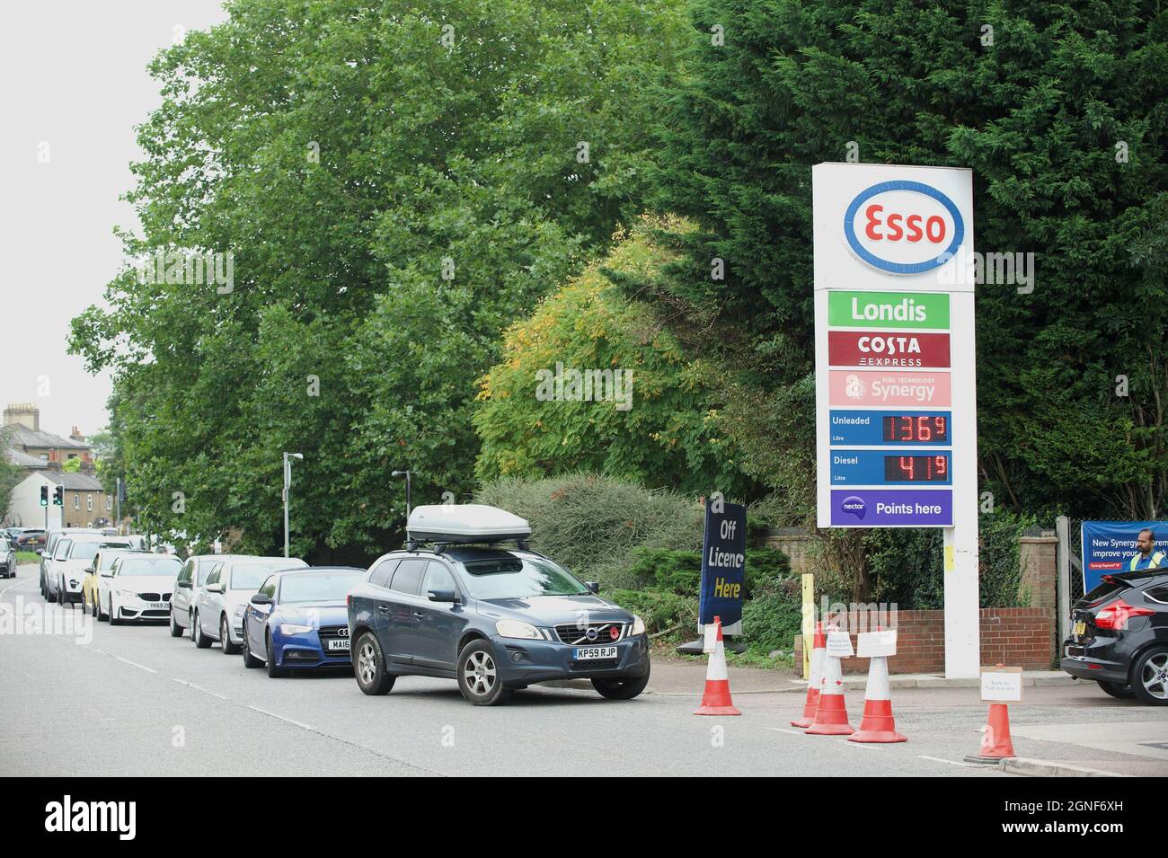 Hertford, Großbritannien. September 2021. Kraftstoffmangel in Großbritannien. Vor einer Tankstelle (Esso) in Hertford bilden sich lange Schlangen. Andrew Steven Graham/Alamy Live News Stockfoto
