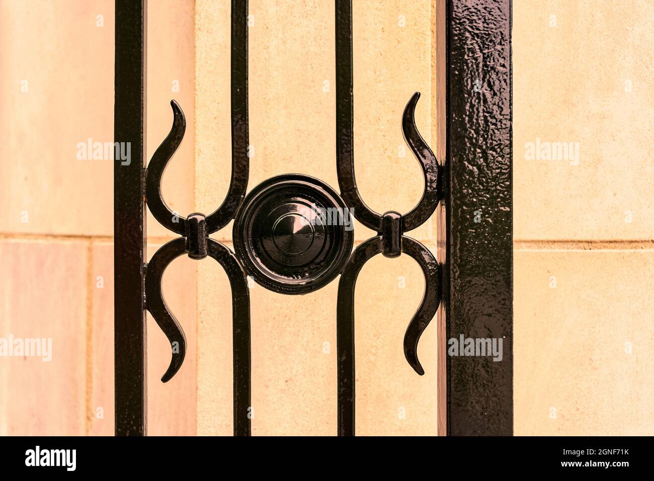 Wunderschönes Metallic-Gate-Detail Stockfoto