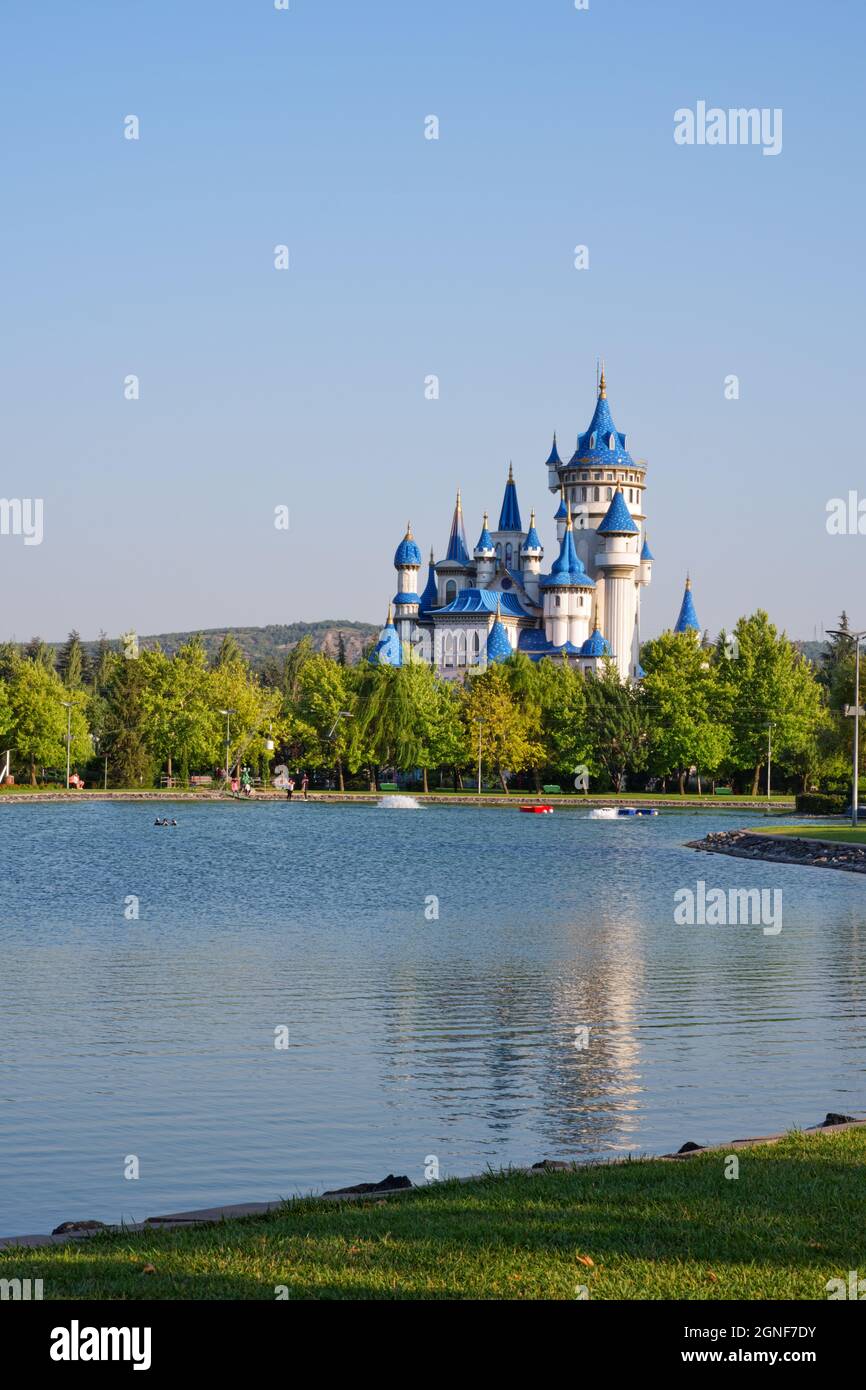 Vintage nostalgisches Blaues Schloss und Türme des Sazova Parks am See Eskisehir Türkei Stockfoto