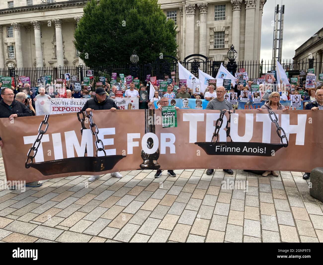 Die Zeit für eine Demonstration der Wahrheitskampagne vor den Gerichten in Belfast an einem nationalen Aktionstag in ganz Irland gegen die Vorschläge der britischen Regierung, mit der Vergangenheit umzugehen. Bilddatum: Samstag, 25. September 2021. Stockfoto