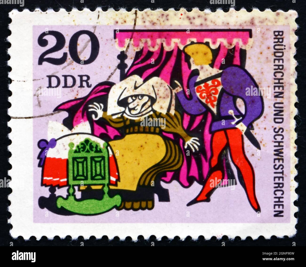 DDR - UM 1970: Eine in der DDR gedruckte Briefmarke zeigt Szenen aus dem Märchen kleiner Bruder und Schwester, um 1970 Stockfoto