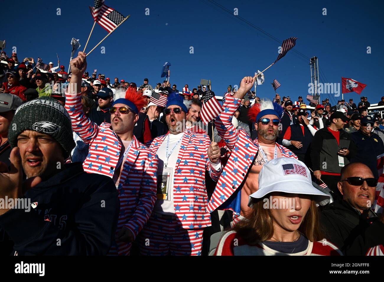 USA-Fans auf den Tribünen am zweiten Tag des 43. Ryder Cup in Whistling Straits, Wisconsin. Bilddatum: Samstag, 25. September 2021. Stockfoto