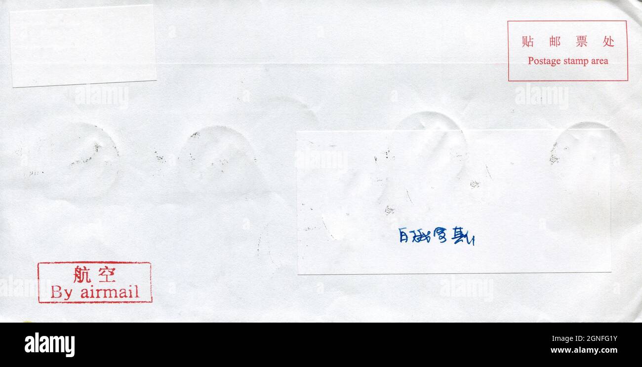GOMEL, WEISSRUSSLAND - 23. SEPTEMBER 2021: Alter Umschlag, der von China nach Gomel, Weißrussland, geschickt wurde, 2. August 2021. Stockfoto