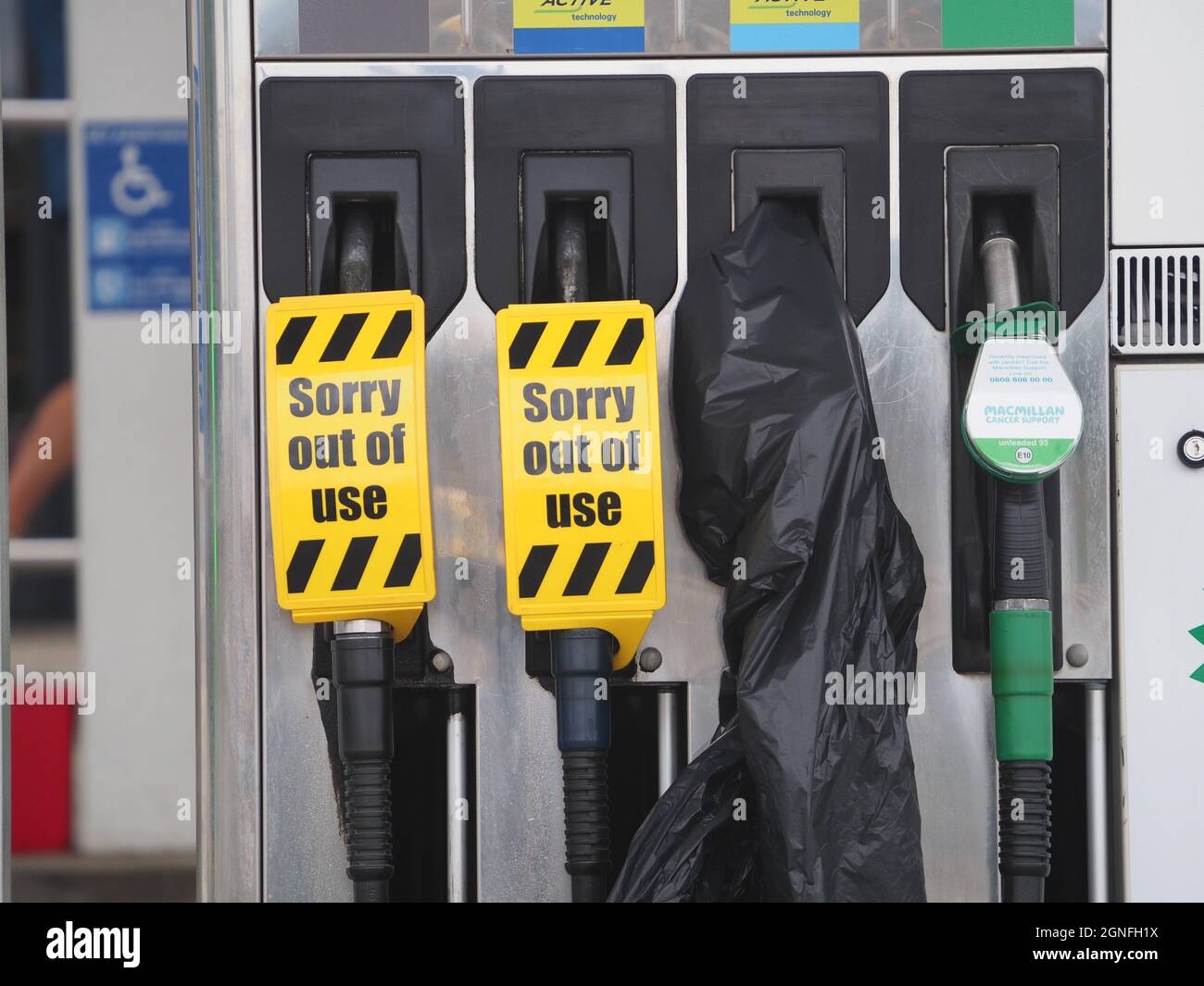 Sheerness, Kent, Großbritannien. September 2021. Die Isle of Sheppey in Kent verfügt über drei Tankstellen, von denen heute Mittag zwei nicht mehr tanken können. In den Garagen von BP und Morrison in Queenborough ist der Treibstoff verbraucht. Nur Tesco bei Sheerness hat Kraftstoff, aber keinen Diesel. Im Bild: BP hat keinen Treibstoff und wird an der Tankstelle an der Ecke von Queenborough abgesperrt. Kredit: James Bell/Alamy Live Nachrichten Stockfoto