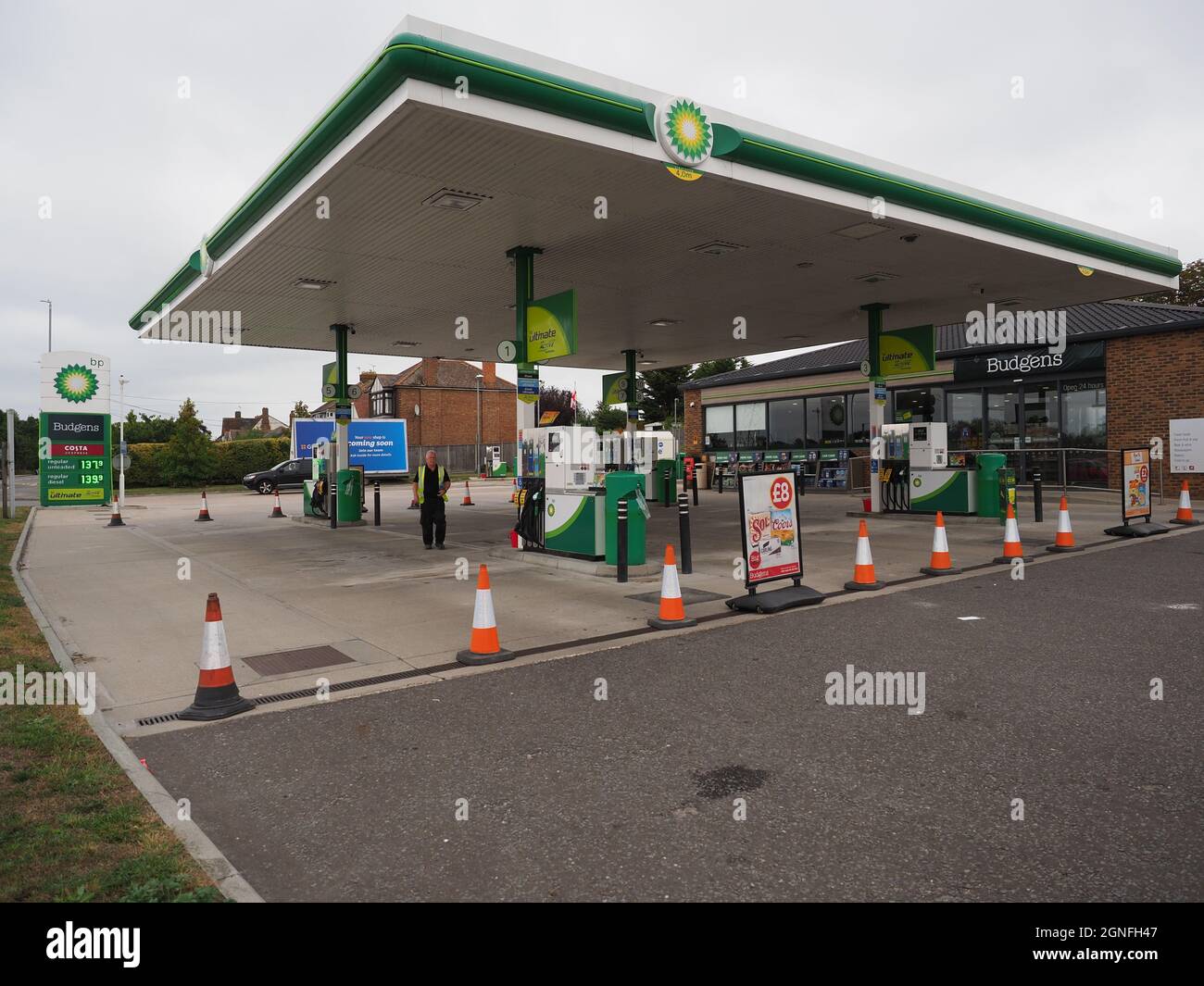 Sheerness, Kent, Großbritannien. September 2021. Die Isle of Sheppey in Kent verfügt über drei Tankstellen, von denen heute Mittag zwei nicht mehr tanken können. In den Garagen von BP und Morrison in Queenborough ist der Treibstoff verbraucht. Nur Tesco bei Sheerness hat Kraftstoff, aber keinen Diesel. Im Bild: BP hat keinen Treibstoff und wird an der Tankstelle an der Ecke von Queenborough abgesperrt. Kredit: James Bell/Alamy Live Nachrichten Stockfoto