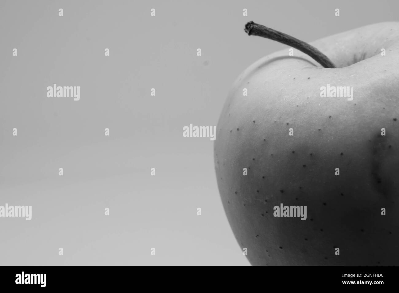 Schwarz-weißer Apfel auf weißem Hintergrund mit Kopierplatz. Textbereich Stockfoto