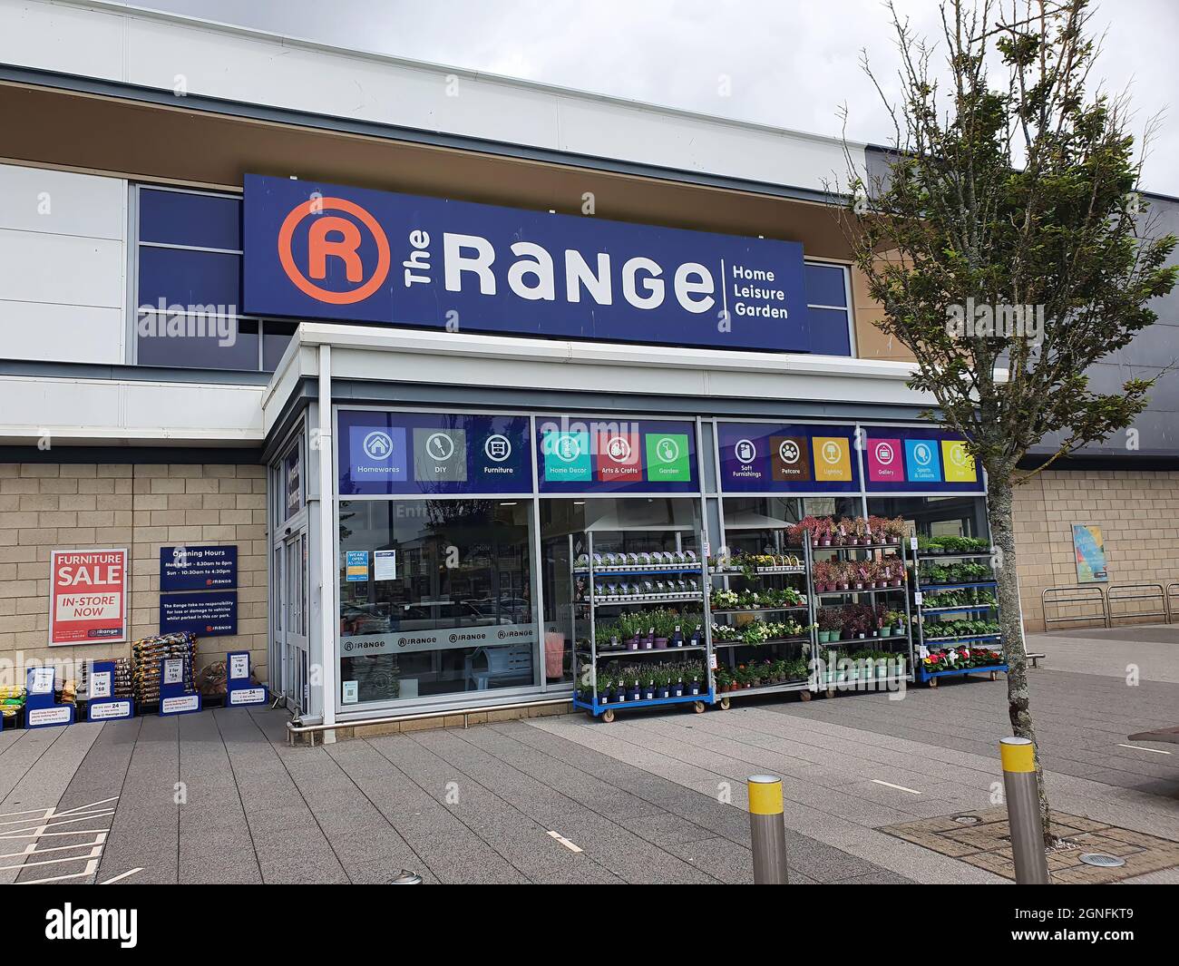 Llanelli, Wales, UK, 6. Juli 2021 : das Logo der Range-Werbung vor dem Eingang zu einem ihrer Geschäfte außerhalb des Stadtzentrums Stockfoto