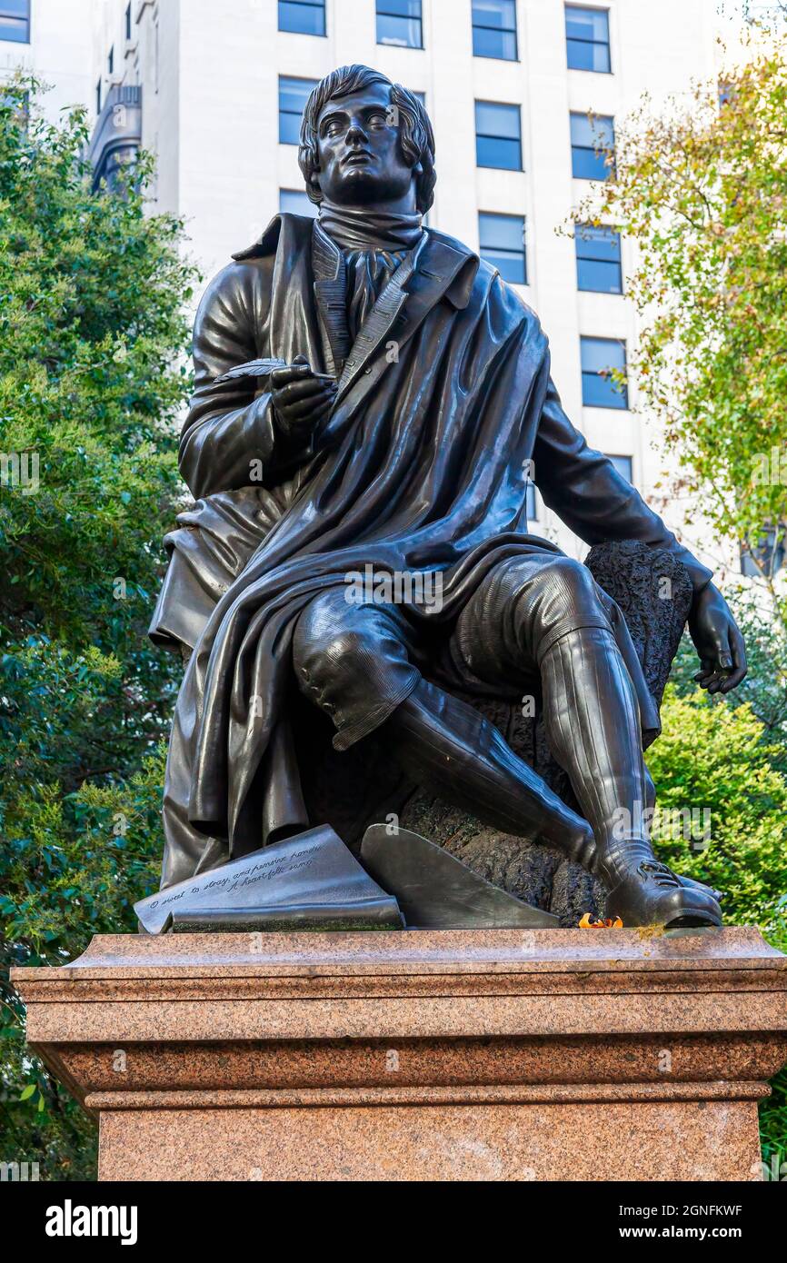 London, UK, April 13, 2014 : Robert Burns (Rabbie Burns) Statue in Savoy Place der schottische Dichter, der Auld lang Syne schrieb, die ein beliebter Tourist h ist Stockfoto