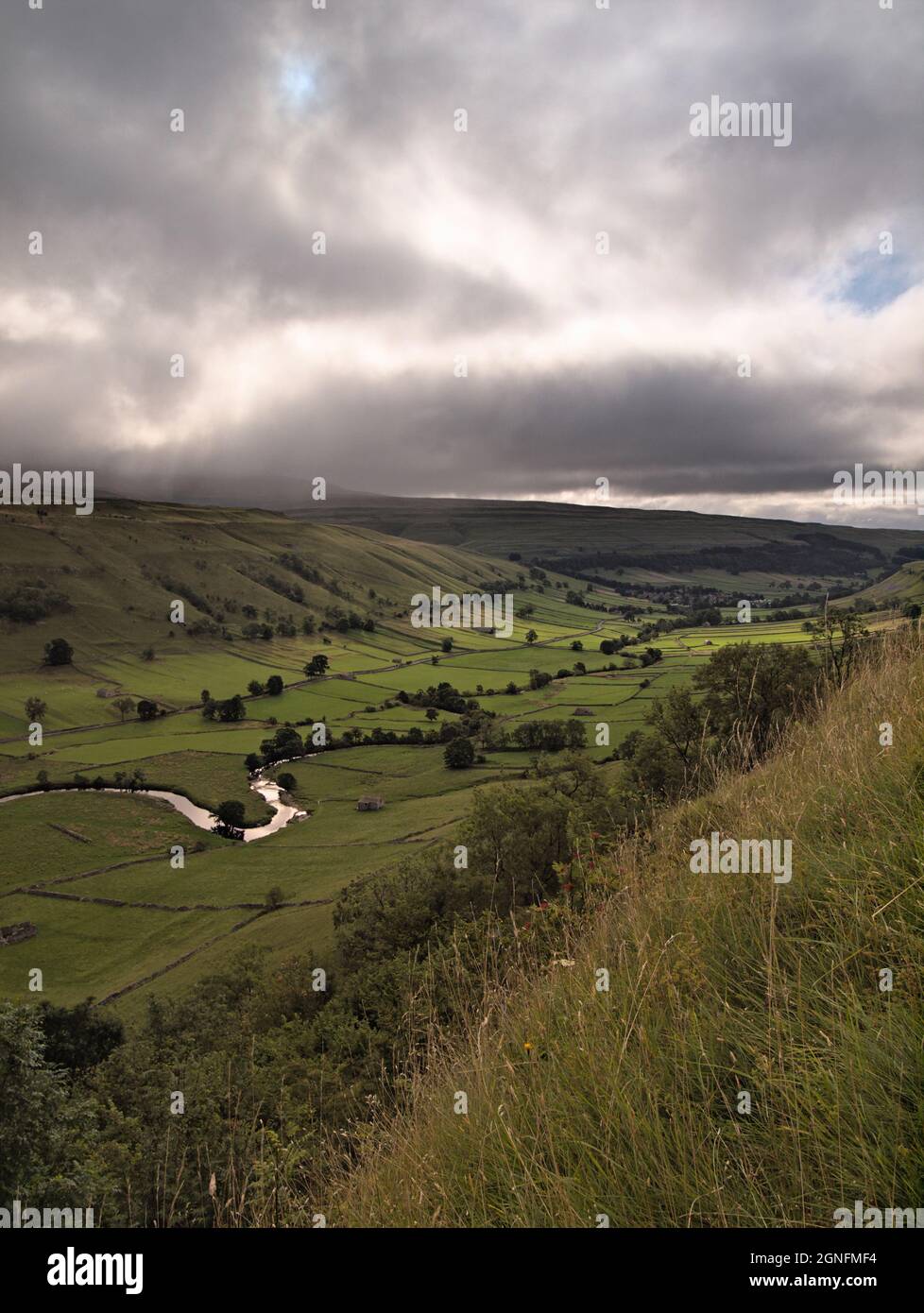 Sonnenlicht auf dem River Wharfe Kettlewell vom Starbotton - Arncliffe PATH Wharfedale Craven Yorkshire Dales NP Stockfoto