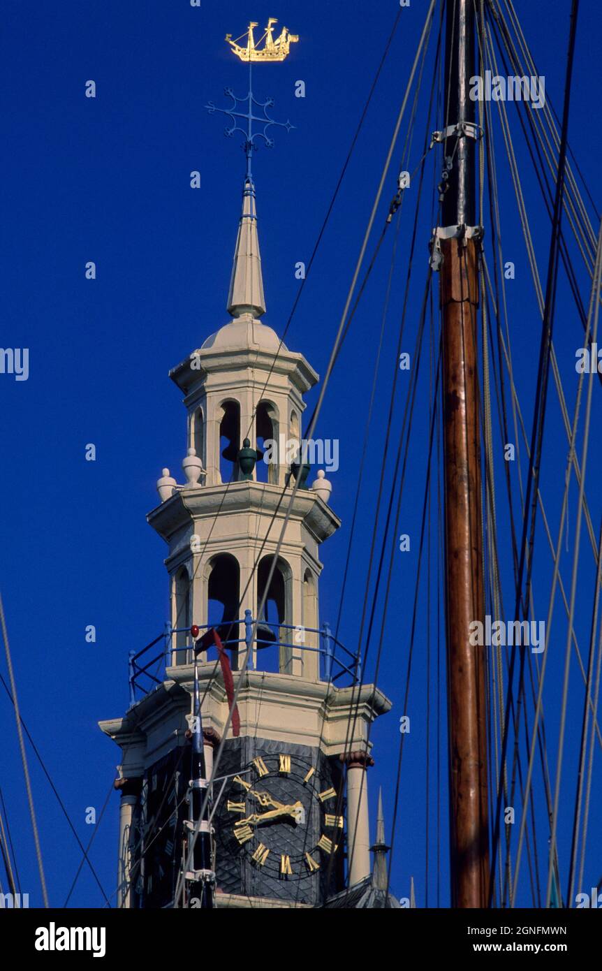 HOLLAND, NIEDERLANDE, NOORD-HOLLAND UND IJSSELMEER, DIE STADT HOORN, DER HAFEN UND DIE HOOFDTOREN Stockfoto