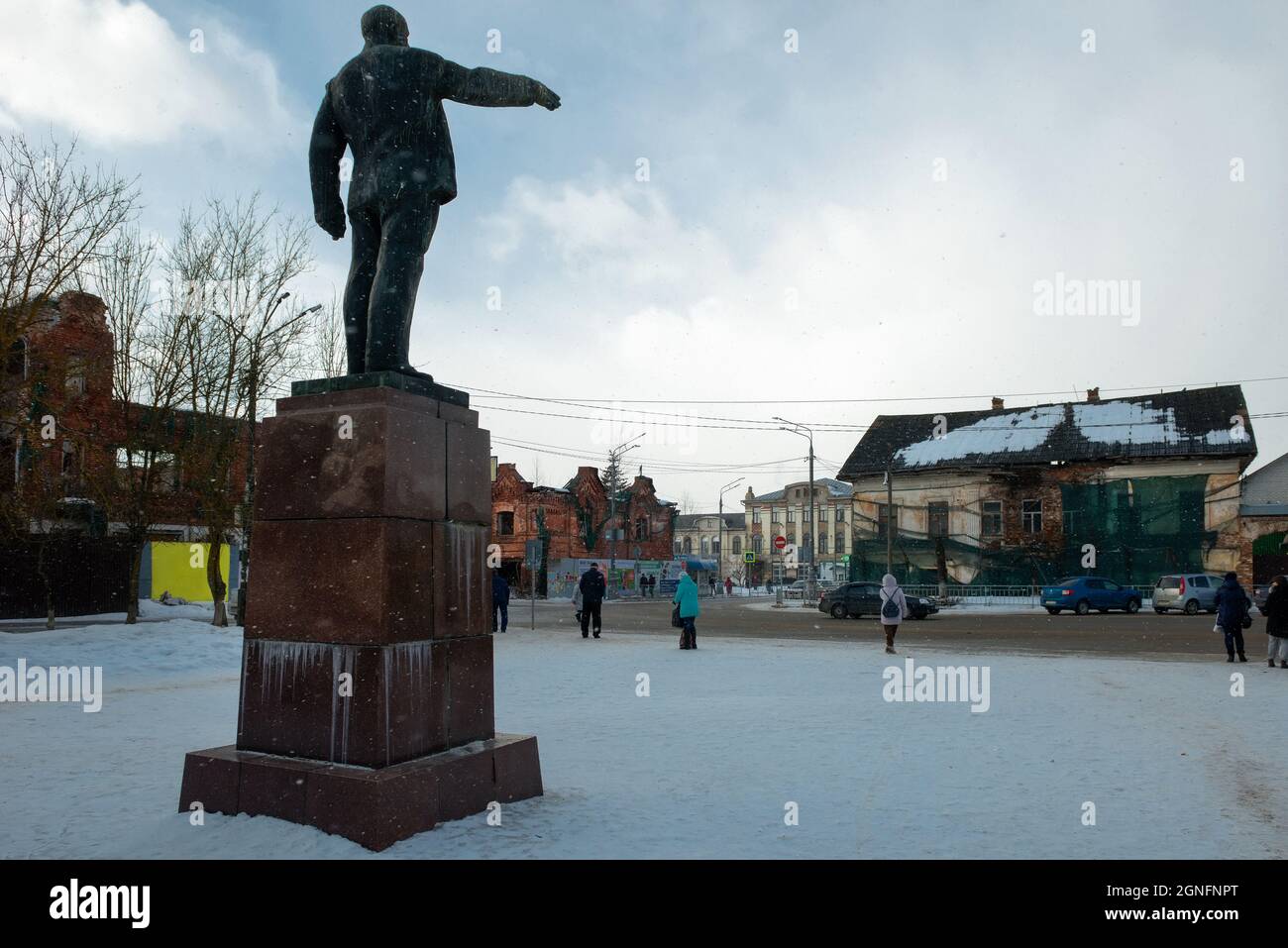 Kimry, Twer Region, Russland - 6. März 2021: Denkmal für W.I.Lenin, auf dem Oktoberplatz an einem Wintertag. Es wurde 1934 und vor seinem Erscheinen errichtet Stockfoto