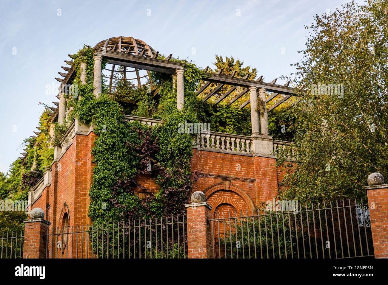 Hampstead Pergola und Hill Gardens, ein extravagantes edwardianisches Gebäude, ein erhöhter, mit Weinreben bewachsener Gehweg, der 1904 von Lord Leverhulm erworben wurde Stockfoto