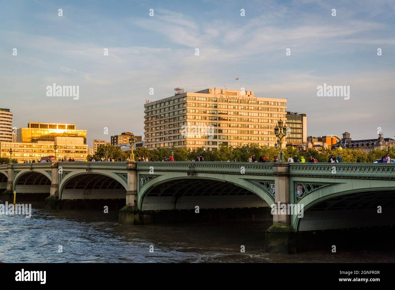 Westminster Bridge und St. Thomas' Hospital, ein großes NHS-Lehrkrankenhaus, London, England, Großbritannien Stockfoto