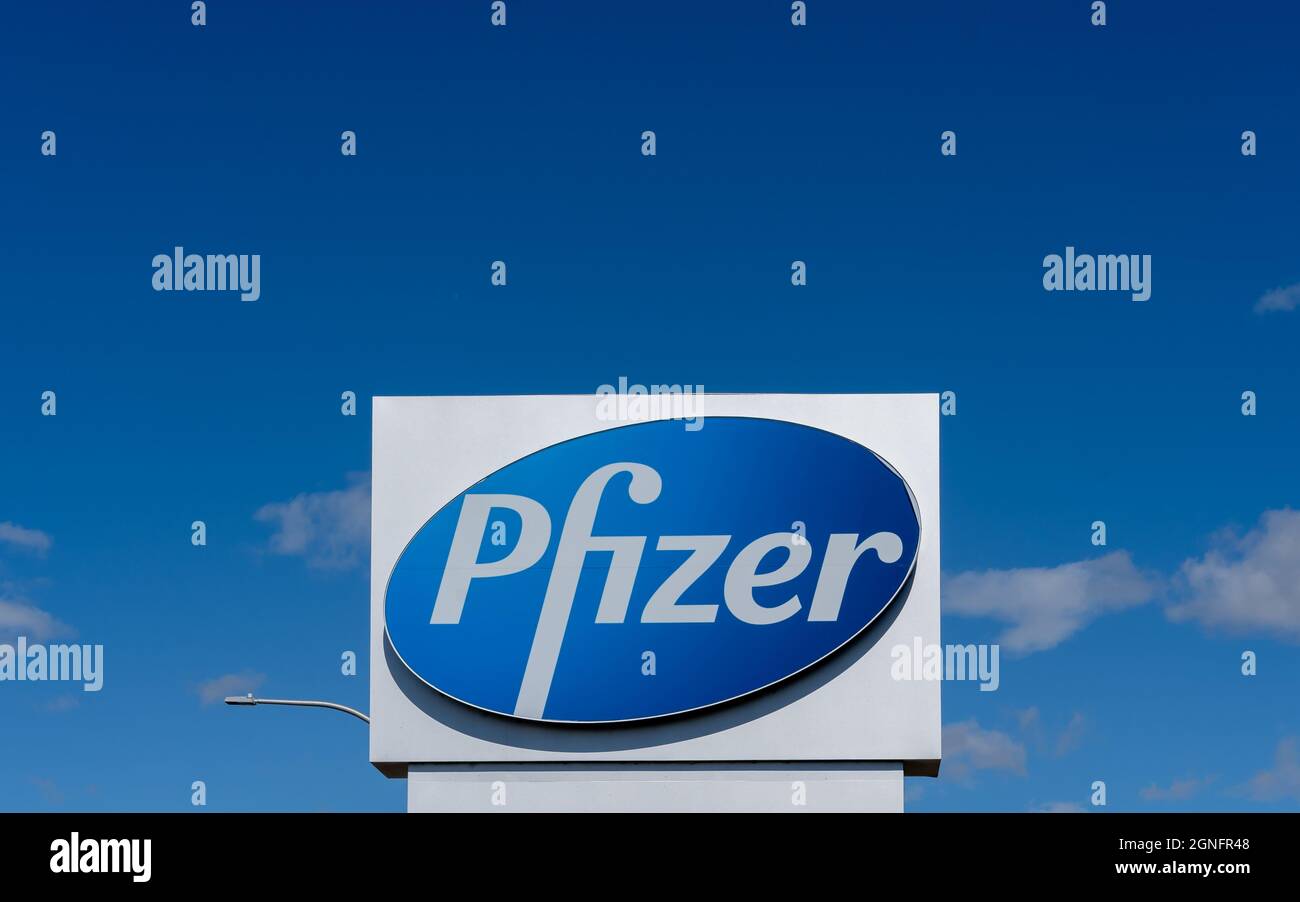 Kirkland, Quebec, Kanada - 3. September 2021: Nahaufnahme des Pfizer-Schildes mit blauem Himmel im Hintergrund. Stockfoto