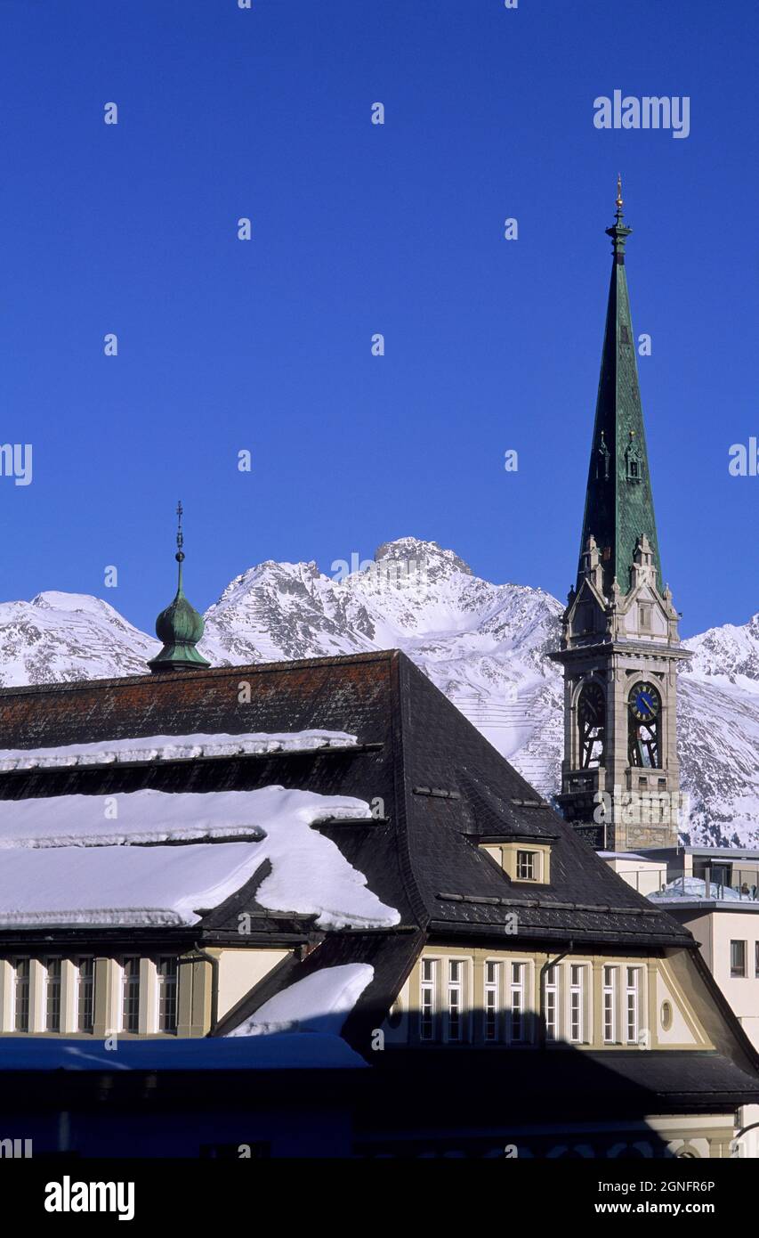 SCHWEIZ, KANTON GRAUBÜNDEN, OBERENGADIN, SKIGEBIET ST. MORITZ, GLOCKENTURM DER KIRCHE Stockfoto