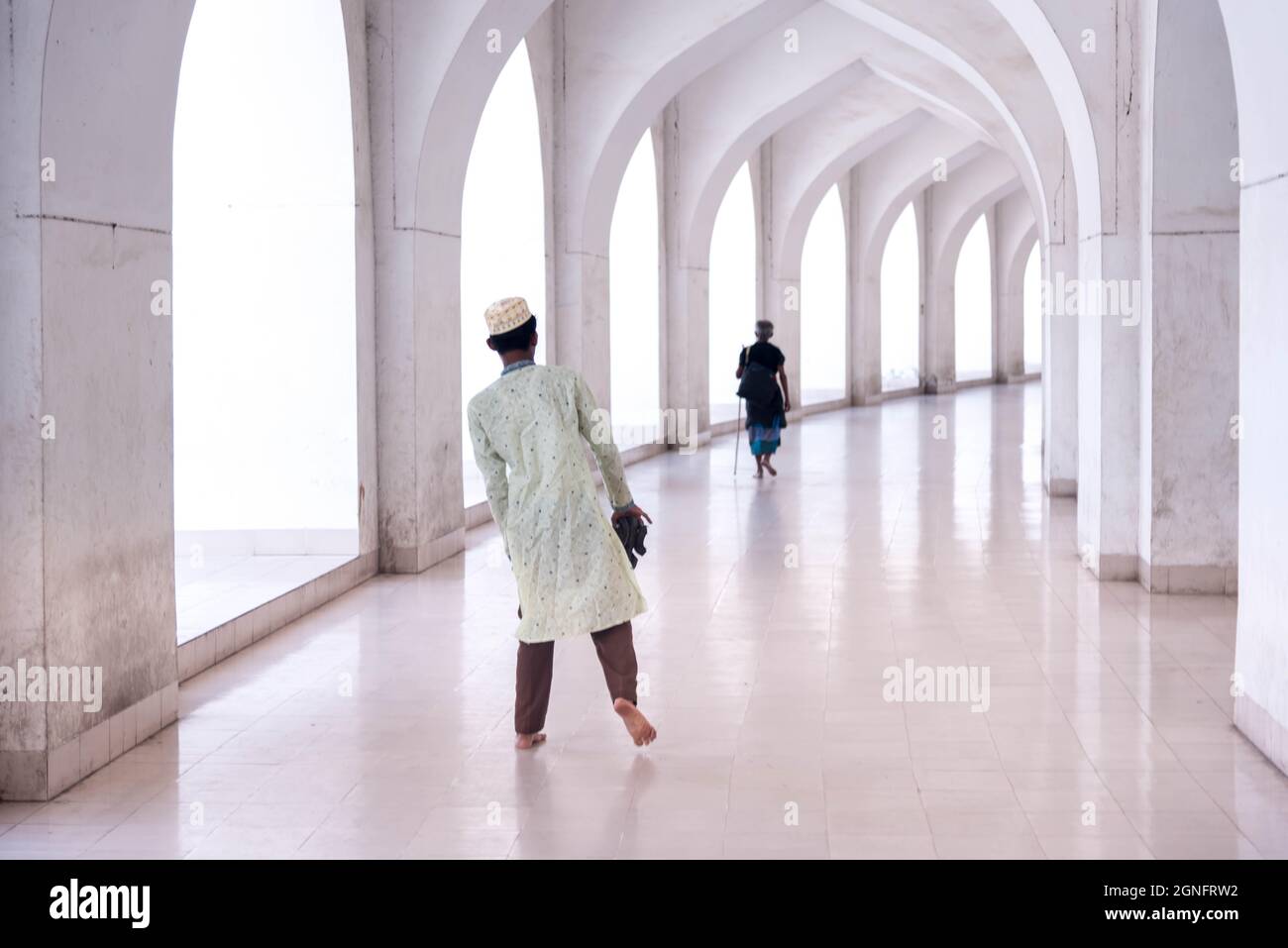 Nicht exklusiv: Ein Muslim geht in Richtung Baitul Moqarram National Mosque, um ihr regelmäßiges Freitagsgebet zu sagen, trotz kritischer Covid-19 Situation i Stockfoto