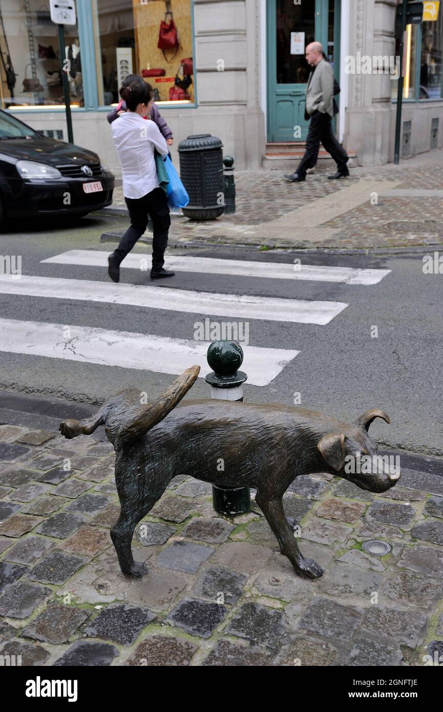 BELGIEN, DIE STADT BRÜSSEL, DAS VIERTEL DES ZENTRUMS, DAS ALS DAS "PENTON" BEZEICHNET WIRD, UND DANSAERT, SKULPTUR EINES HUNDES, DER AUF DER RUE DES CHARTREUX PINKELT Stockfoto