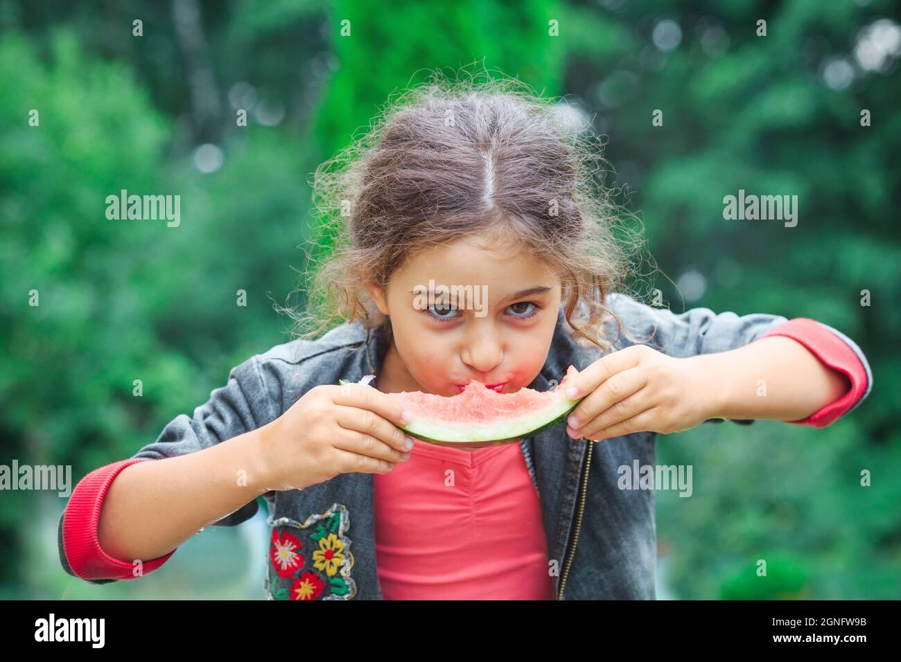 Kinder essen -Fotos und -Bildmaterial in hoher Auflösung – Alamy