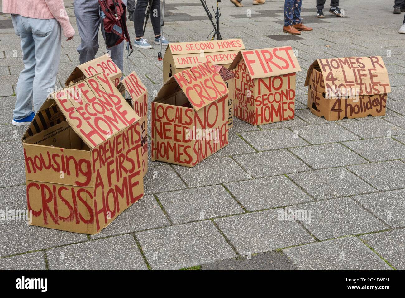 Falmouth, Cornwall, Großbritannien. September 2021. Eine Demonstration in Falmouth, um gegen den schweren Mangel an verfügbaren Wohnungen in Cornwall zu protestieren. Gordon Scammell/Alamy Live News. Stockfoto