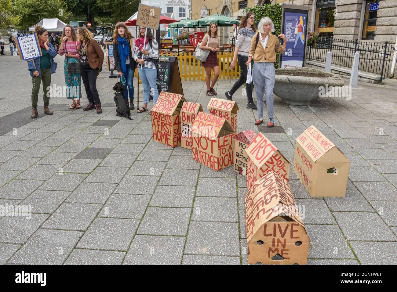 Falmouth, Cornwall, Großbritannien. September 2021. Eine Demonstration in Falmouth, um gegen den schweren Mangel an verfügbaren Wohnungen in Cornwall zu protestieren. Gordon Scammell/Alamy Live News. Stockfoto