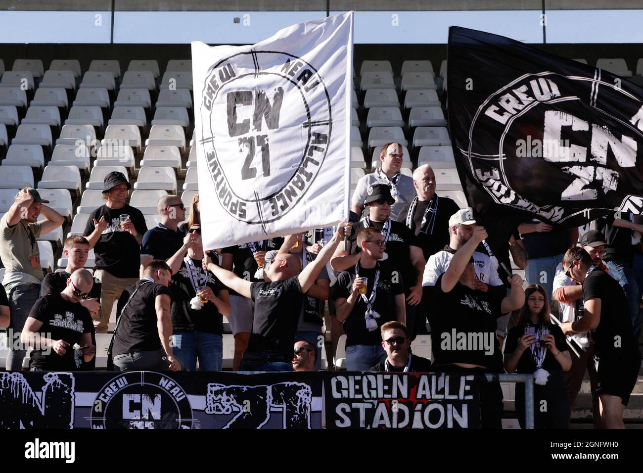 ANTWERPEN, BELGIEN - 25. SEPTEMBER: Fans während des Jupiler Pro League-Spiels zwischen Beerkot v.a. und KAS Eupen am 25. September 2021 im Olympischen Stadion in Antwerpen, Belgien (Foto: Perry van de Leuvert/Orange Picts) Stockfoto