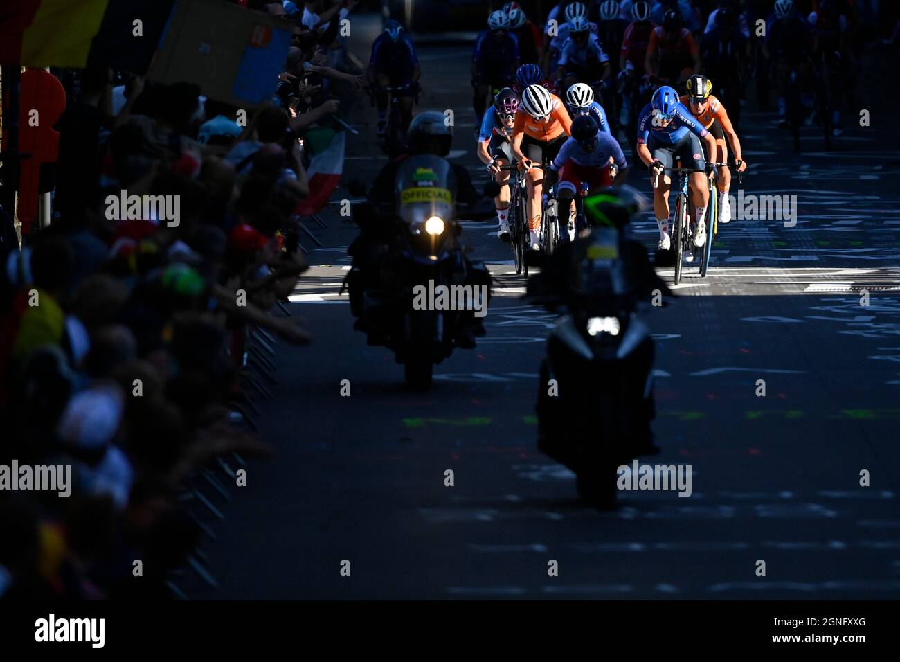 Abbildung Bild zeigt die Spitze des Rennens während des Frauen Elite Straßenrennen am siebten Tag der UCI World Championships Road Cycling Flande Stockfoto