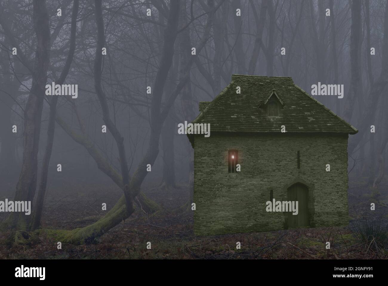 Dieses Fantasiebild eines gruseligen Hauses in einem nebligen Wald basiert auf dem Red Tower in York aus dem Jahr 1490. Stockfoto