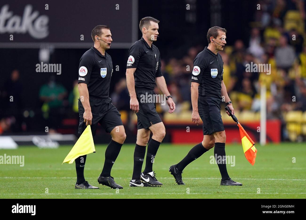 Schiedsrichter Jarred Gillett (Mitte) während des Spiels der Premier League in der Vicarage Road, Watford. Jarred Gillett wird der erste Schiedsrichter von außerhalb der Britischen Inseln, der die Verantwortung für ein Premier League-Spiel übernimmt. Bilddatum: Samstag, 25. September 2021. Stockfoto