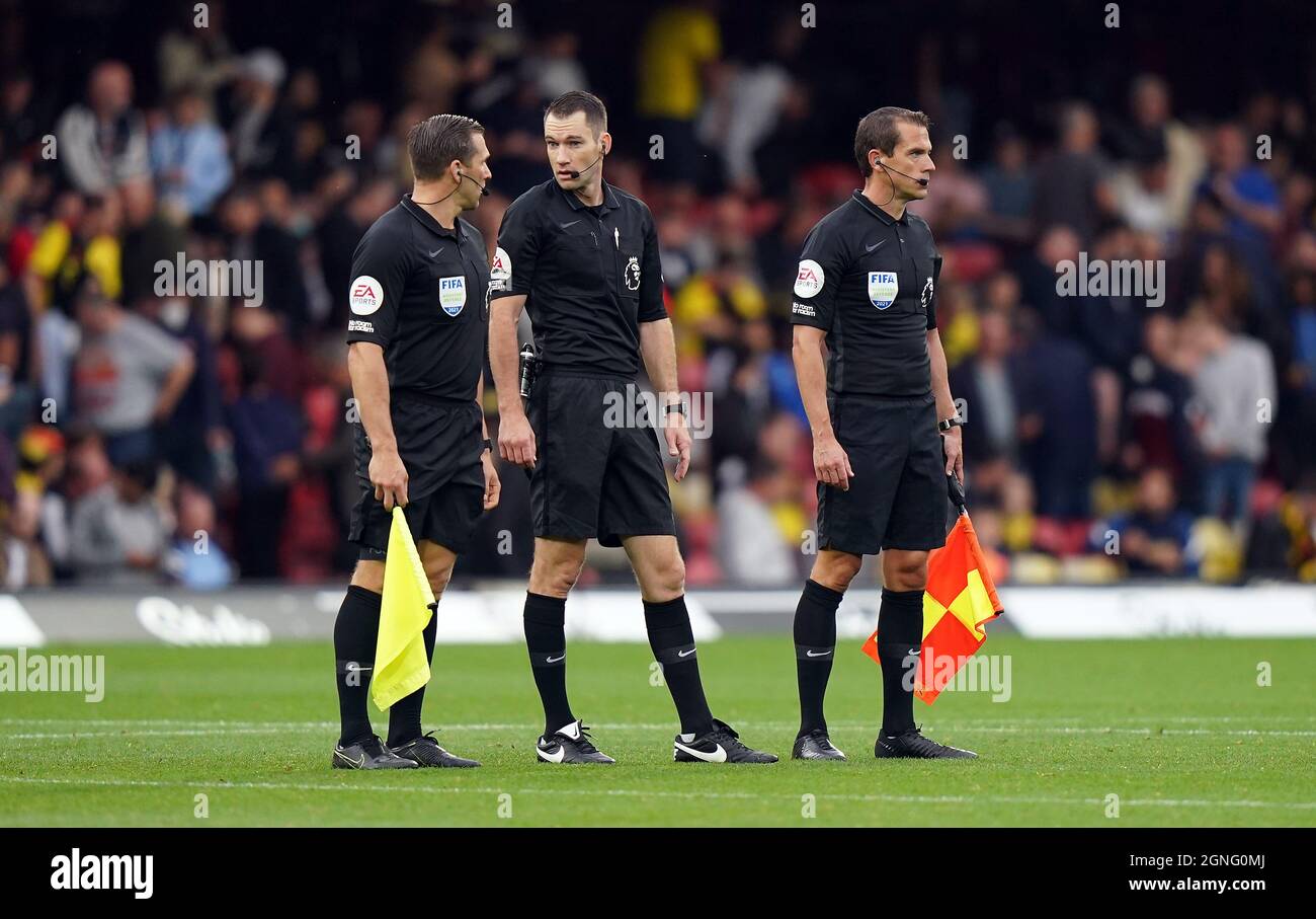 Schiedsrichter Jarred Gillett (Mitte) während des Spiels der Premier League in der Vicarage Road, Watford. Jarred Gillett wird der erste Schiedsrichter von außerhalb der Britischen Inseln, der die Verantwortung für ein Premier League-Spiel übernimmt. Bilddatum: Samstag, 25. September 2021. Stockfoto