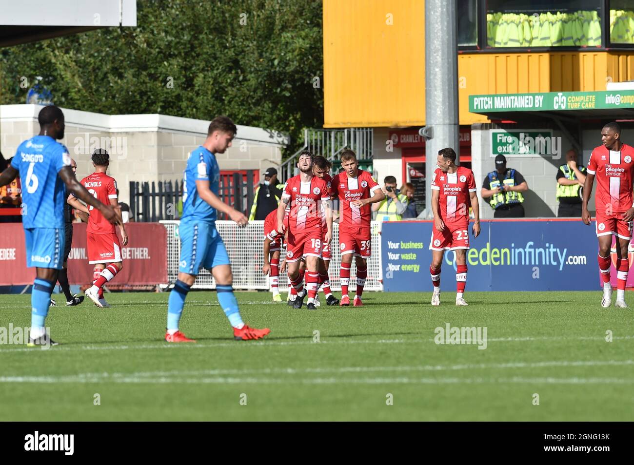 Crawley Sussex UK 25. September 2021 - will Ferry of Crawley (Nr. 18) nach dem ersten Tor während der Sky Bet League zwei Spiel zwischen Crawley Town und Bradford City im People's Pension Stadium : Credit Simon Dack /TPI/ Alamy Live News Stockfoto