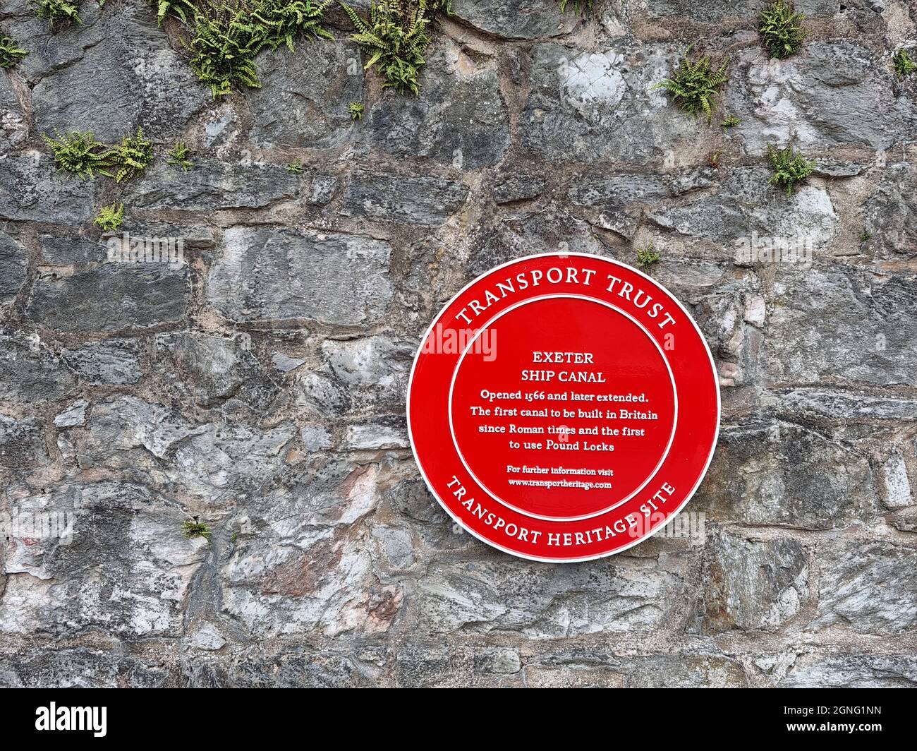 Exeter, Großbritannien - Ein Verkehrskanal, das zum Weltkulturerbe gehört das rote Radschild markiert den Standort des Exeter-Schiffskanals, der als erster in Großbritannien seit der Römerzeit gebaut wurde Stockfoto