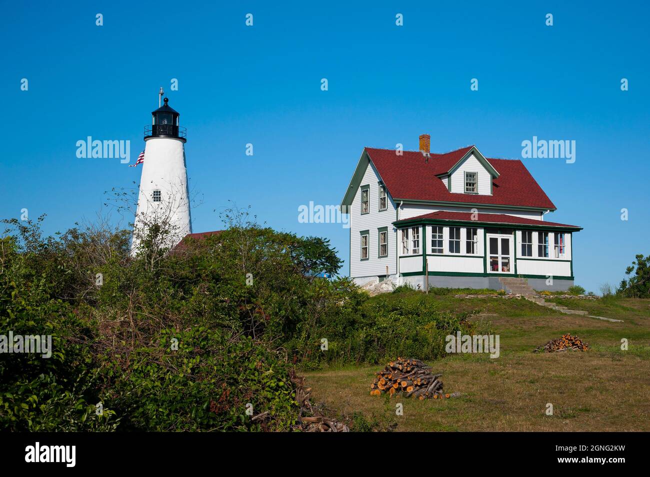 Gehacktes Holz vor dem neu rekonstruierten Leuchtturm von Bakers Island in Salem Massachusetts. Ein beliebtes Touristenziel, um die Insel zu erkunden. Stockfoto