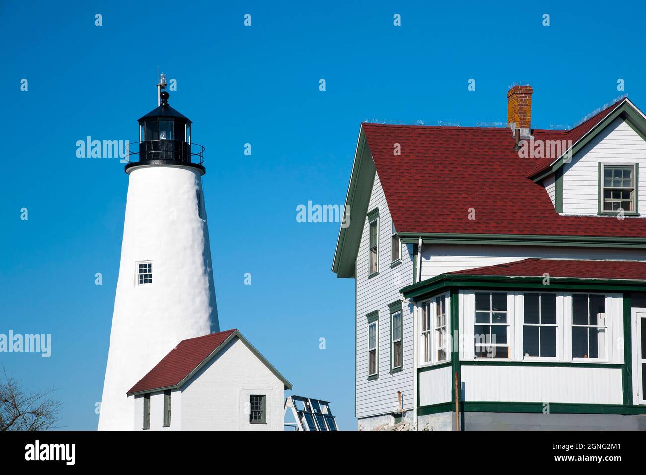 Der Leuchtturm von Bakers Island wurde für Touristen, die die Insel in Salem, Massachusetts, besuchen möchten, umgebaut. Führungen werden während der Sommermonate angeboten. Stockfoto
