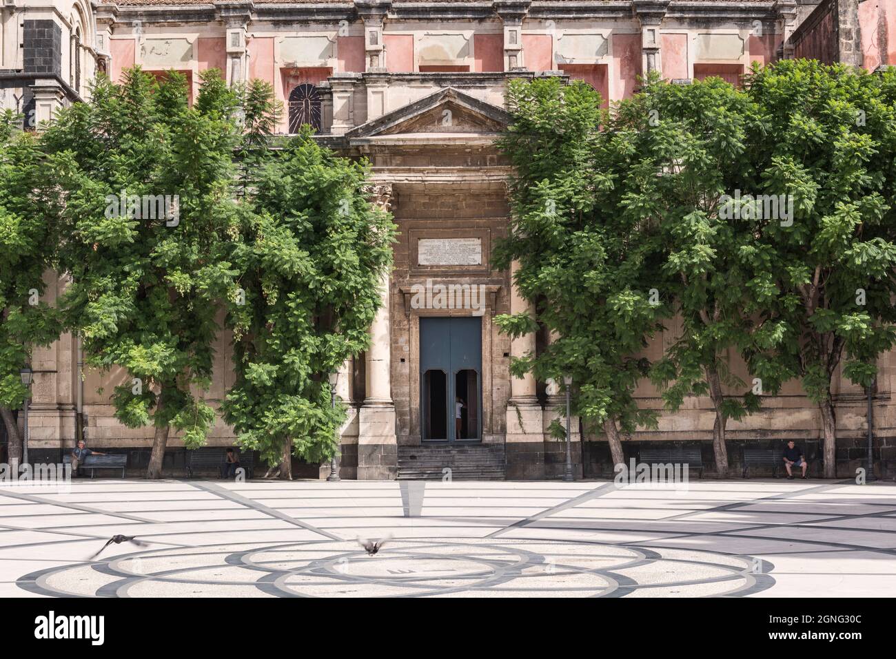 Vor der barocken Kathedrale aus dem 17. Jahrhundert (Duomo di Acireale) auf der Piazza Duomo, Acireale, Catania, Sizilien, Italien Stockfoto