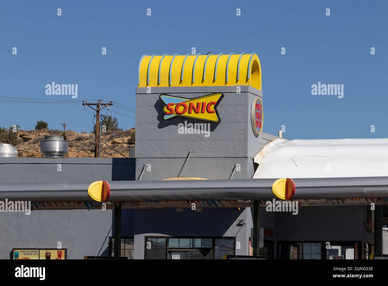 Gallup – Ca. September 2021: Sonic Drive-In Fast Food Location. Sonic ist eine Drive-in Restaurantkette. Stockfoto