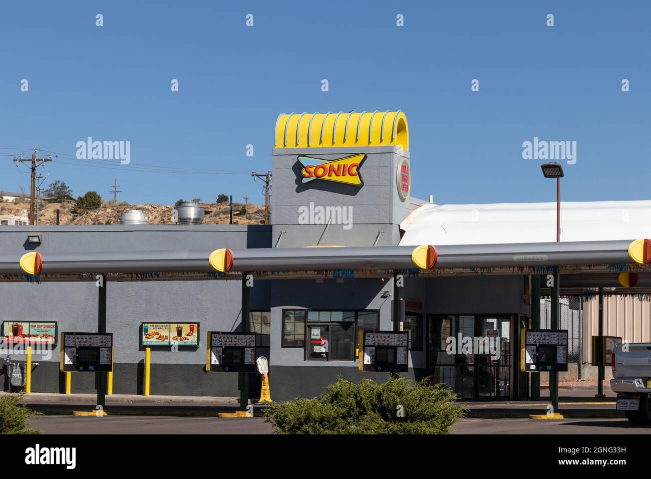 Gallup – Ca. September 2021: Sonic Drive-In Fast Food Location. Sonic ist eine Drive-in Restaurantkette. Stockfoto