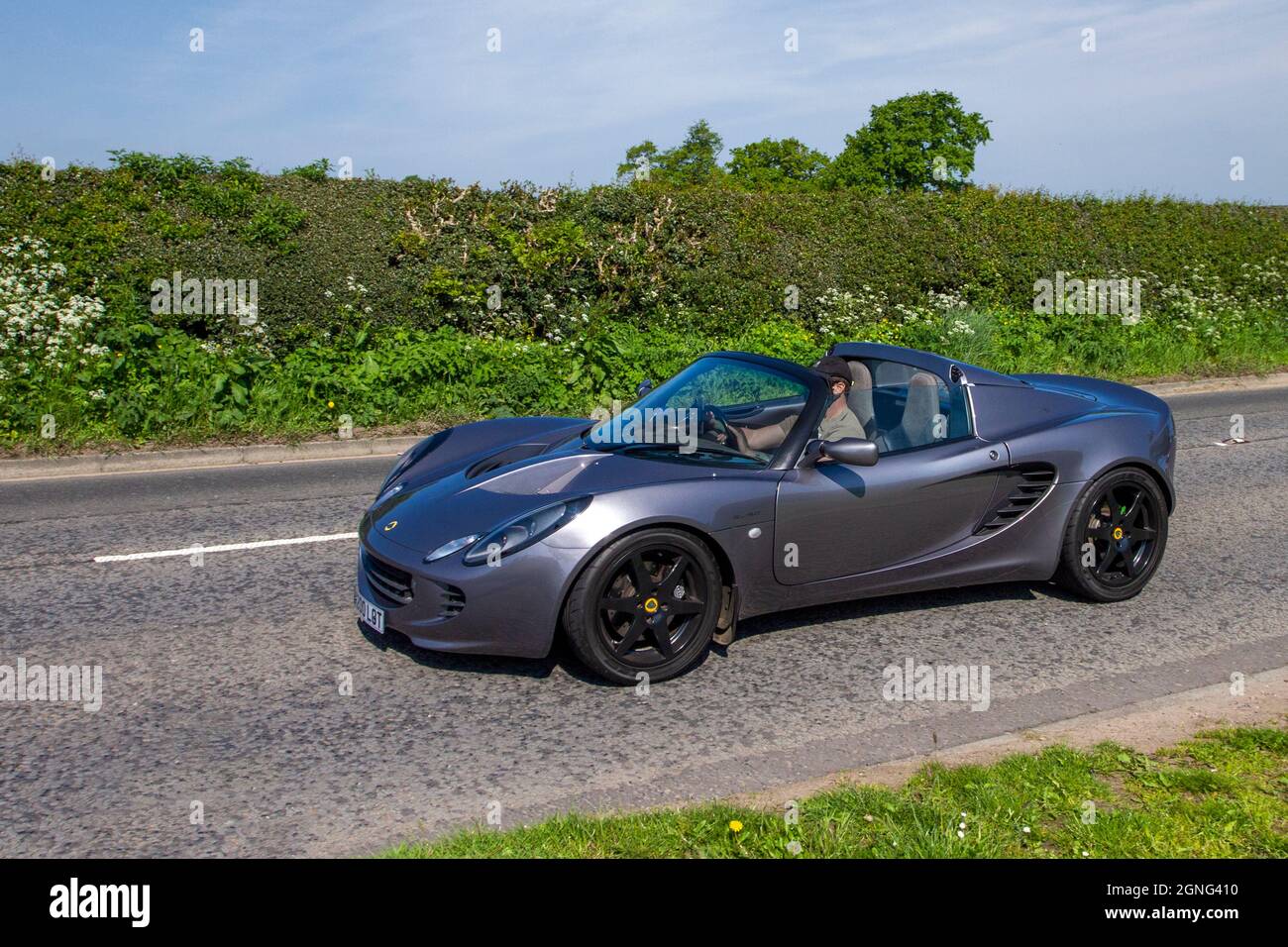2002 graues Lotus Elise 16V 5-Gang-Schaltgetriebe 1796 ccm Hardtop auf dem Weg zur Capesthorne Hall Classic Car Show im Mai, Ceshire, Großbritannien Stockfoto
